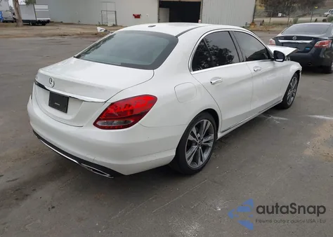2018 Mercedes-Benz C 300 z USA, uszkodzony, nr VIN 55SWF4JB8JU277299
